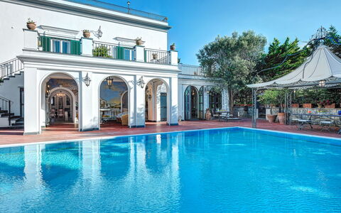 Palazzo Villa Dei Nobili: Agua, Cielo, Planta, Propiedad, Azur, Piscina, Cuerpo De Agua, Puerta, Edificio, Árbol