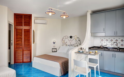 Appartamento Lobra: Propiedad, Lavabo, Gabinetes, Azul, Azur, Comodidad, Madera, Diseño De Interiores, Arquitectura, Puerta