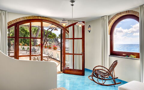 Appartamento Lobra: Edificio, Propiedad, Ventana, Mueble, Madera, Sombra, Silla, Comodidad, Diseño De Interiores, Planta De Casa