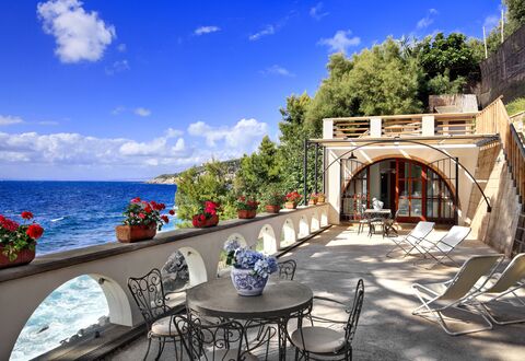 Appartamento Lobra: Cielo, Nube, Agua, Propiedad, Mueble, Planta, Azul, Flor, Silla, Azur