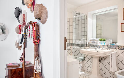 Country Lemonvilla: Espejo, Grifo, Blanco, Arreglo De Tubería, Baño, Lavabo, Diseño De Interiores, Edificio, Suelo, Madera