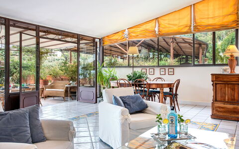 Country Lemonvilla: Planta, Mueble, Propiedad, Mesa, Planta De Casa, Maceta, Sombra, Silla, Sala, Diseño De Interiores