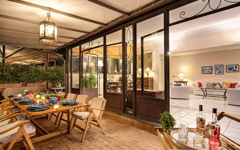 Country Lemonvilla: Planta, Mesa, Mueble, Propiedad, Silla, Maceta, Planta De Casa, Diseño De Interiores, Encendiendo, Arquitectura