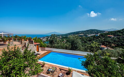 Country Lemonvilla: Cielo, Agua, Propiedad, Planta, Piscina, Azur, Nube, Edificio, Árbol, Balneario