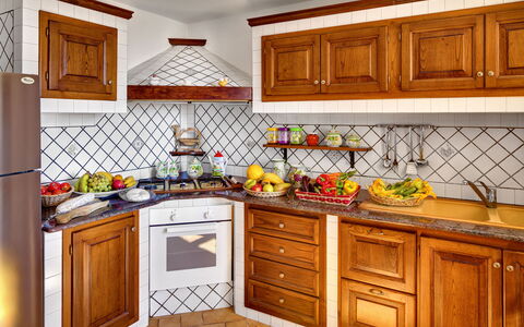 La Villa Dell'olio: Mostrador, Gabinetes, Propiedad, Mueble, Cocina, Madera, Cajón, Diseño De Interiores, Piso, Manchas De Madera