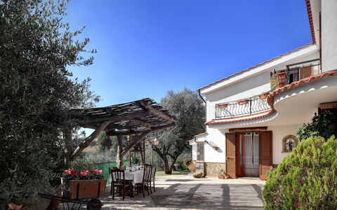 La Villa Dell'olio: Cielo, Planta, Edificio, Propiedad, Ventana, Sombra, Casa, Árbol, Barrio, Superficie De La Carretera