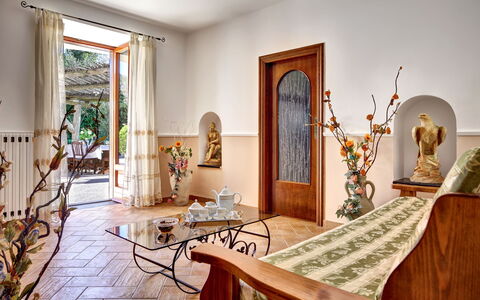 La Villa Dell'olio: Mueble, Propiedad, Mesa, Edificio, Marco, Madera, Textil, Piso, Arquitectura, Diseño De Interiores