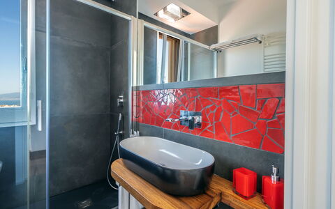 Villa Antonietta: Espejo, Grifo, Propiedad, Arreglo De Tubería, Lavabo, Edificio, Lavabo Del Baño, Baño, Diseño De Interiores, Encendiendo