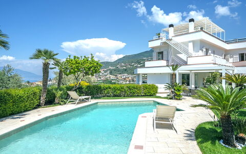 Villa Antonietta: Nube, Agua, Planta, Cielo, Edificio, Azur, Piscina, Árbol, Arecales, Ocio