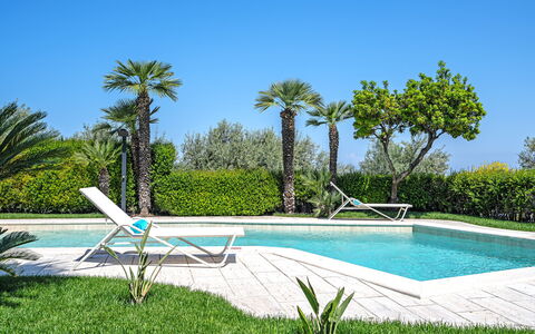 Villa Antonietta: Agua, Planta, Cielo, Tiempo De Día, Azur, Rectángulo, Árbol, Piscina, Vegetación, Mueble Para Exteriores