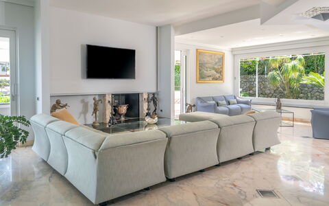 Villa Antonietta: Planta, Propiedad, Sofá, Planta De Casa, Ventana, Comodidad, Diseño De Interiores, Piso, Sala, Suelo