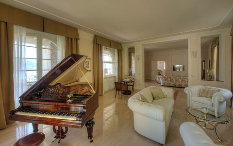 Villa Ermelinda: Mueble, Ventana, Marco, Edificio, Diseño De Interiores, Sofá, Madera