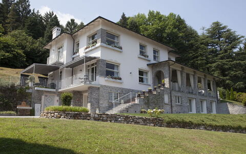 Villa Ermelinda: Planta, Cielo, Edificio, Propiedad, Ventana, Árbol, Casa, El Terreno Del Lote, Puerta