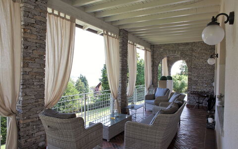 Villa Ermelinda: Planta, Propiedad, Sombra, Edificio, Diseño De Interiores, Silla, Cortina, Sala, Planta De Casa, Ventana