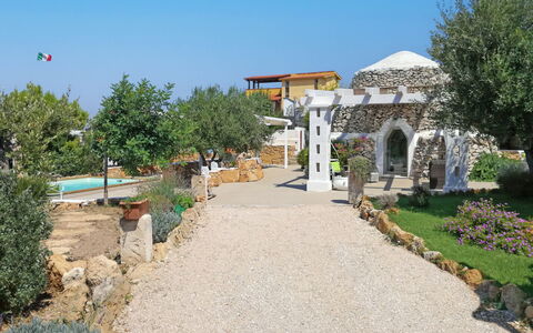 Villa Giunone: Planta, Arbusto, Jardín, Bienes Raíces, Sombra, Cobertura Del Suelo, Paisajismo, Yarda, Entrada De Coches, Pasarela