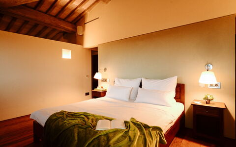 Villa Pianvecchio: Madera, Cama, Encendiendo, Habitación, Diseño De Interiores, Propiedad, Habitación, Pared, Lecho, Textil
