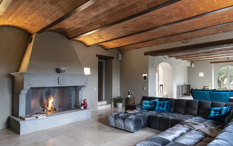 Villa Pianvecchio: Madera, Habitación, Diseño De Interiores, Propiedad, Suelo, Hogar, Techo, Sofá, Pared, Sala