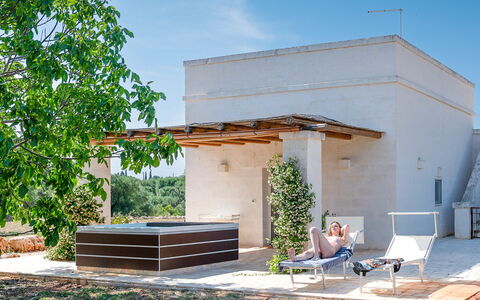La Torretta - Corte dei Messapi: Planta, Edificio, Cielo, Sombra, Mueble Para Exteriores, Madera, Casa, Puerta, Nube, Árbol