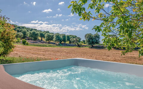 La Torretta - Corte dei Messapi: Agua, Cielo, Planta, Los Recursos Hídricos, Nube, Azur, Naturaleza, Piscina, Paisaje Natural, Sombra