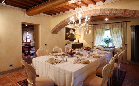 Villa Rossa: Manteles, Encendiendo, Habitación, Diseño De Interiores, Textil, Mueble, Mesa, Techo, Lámpara, Diseño De Interiores