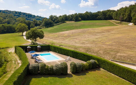 Villa Rossa: Hierba, Planta, Jardín, El Terreno Del Lote, Arbusto, Césped, Cúmulo, Cobertura, Yarda, Piscina