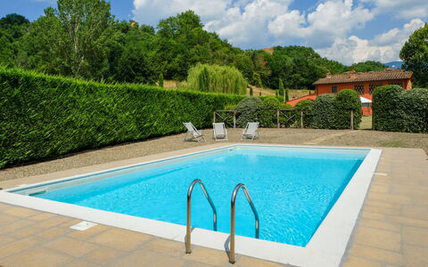 Villa Rossa: Piscina, Azul, Propiedad, Ocio, Agua, Bienes Raíces, Arbusto, Azur, Turquesa