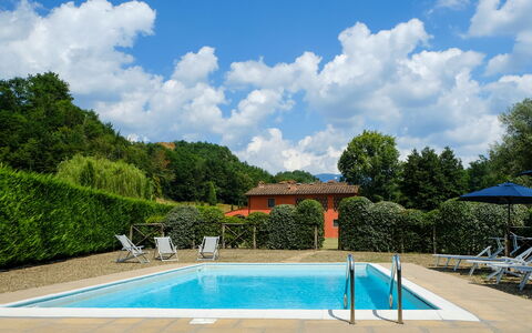 Villa Rossa: Piscina, Cielo, Propiedad, Bienes Raíces, Azur, Recurso, Cúmulo, Sombra, Material Compuesto, Paraguas