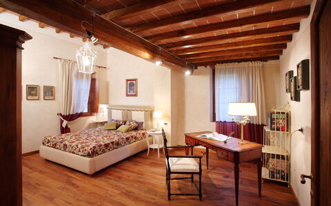 Villa Rossa: Madera, Encendiendo, Suelo, Diseño De Interiores, Habitación, Piso, Madera Dura, Propiedad, Techo, Mueble