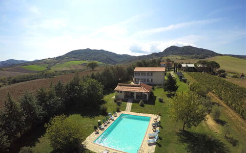 Agriturismo Le Selvole: Cielo, Agua, Nube, Propiedad, Planta, Edificio, Montaña, Árbol, El Terreno Del Lote, Cuerpo De Agua