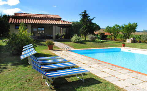 Agriturismo Le Selvole: Cielo, Planta, Agua, Edificio, Naturaleza, Nube, Azur, Árbol, Piscina, Sombra