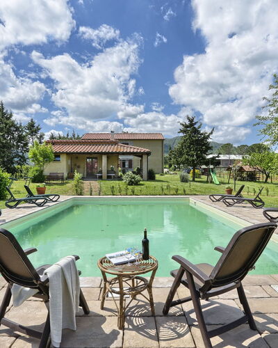 Agriturismo Le Selvole: Nube, Agua, Cielo, Mueble, Piscina, Planta, Naturaleza, Árbol, Mesa, Sombra