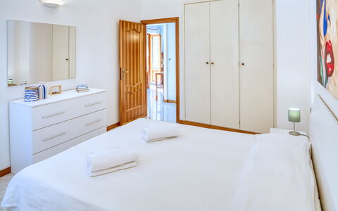 Luigina - Levanto: Habitación, Madera, Propiedad, Cama, Textil, Diseño De Interiores, Suelo, Linos, Pared, Puerta