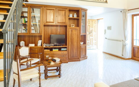 Luigina - Levanto: Madera, Habitación, Diseño De Interiores, Madera Dura, Alacena, Manchas De Madera, Cajón, Mueble, Gabinetes, Casa