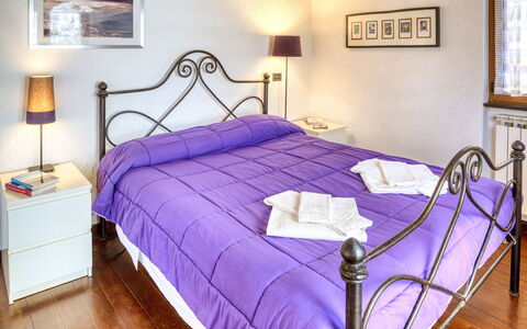 Mario - Levanto: Cama, Encendiendo, Habitación, Diseño De Interiores, Madera, Suelo, Lecho, Propiedad, Pared, Habitación