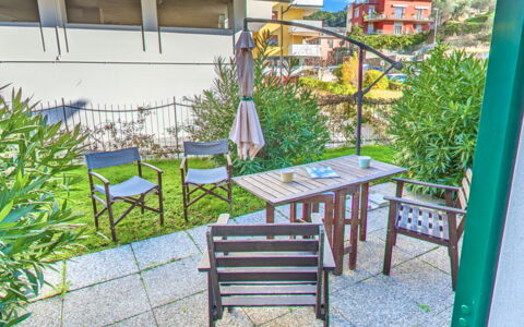 Mario - Levanto: Balcón, Departamento, Silla, Mueble Para Exteriores, Sombra, Eco Hotel, Mesa Al Aire Libre, Porche, Yarda, Cocina Y Comedor Mesa