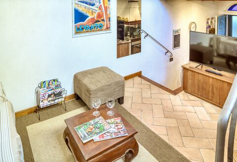 Mario - Levanto: Habitación, Diseño De Interiores, Sofá, Diseño De Interiores, Marco, Madera Dura, Sala, Mesa De Café, Linos, Sofá Cama