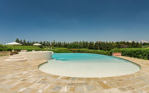 Villa Sole Del Chianti: Cielo, Agua, Edificio, Piscina, Árbol, Casa, Sombra, Planta, Paisaje, Ocio
