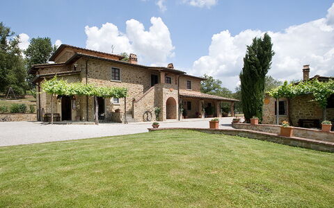 Agriturismo L'incrociata: Nube, Cielo, Planta, Edificio, Árbol, El Terreno Del Lote, Hierba, Barrio Residencial, Paisaje, Bienes Raíces