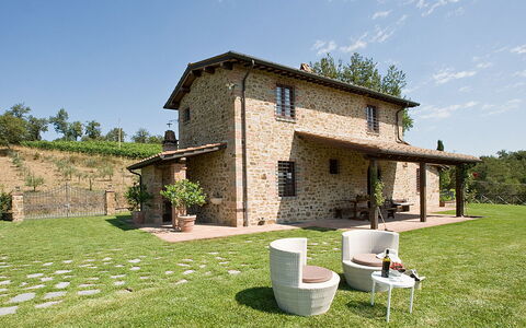 Villa Miravalle: Cielo, Planta, Edificio, Propiedad, Ventana, Nube, Árbol, Casa, El Terreno Del Lote, Cabaña