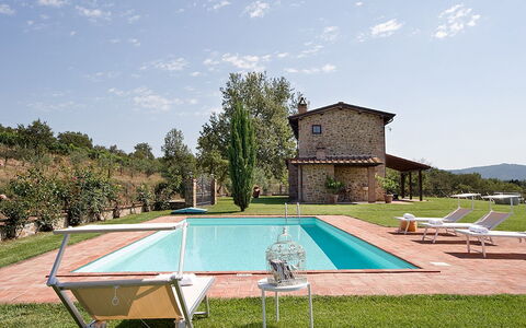 Villa Miravalle: Cielo, Planta, Nube, Piscina, Árbol, Edificio, Sombra, El Terreno Del Lote, Hierba, Ocio