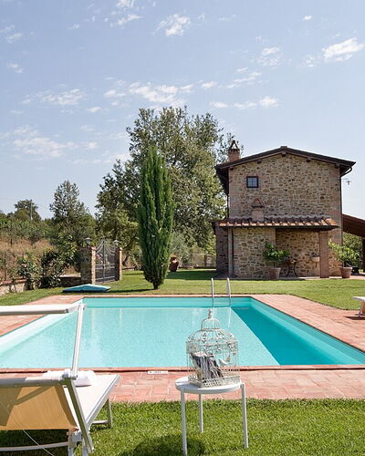 Villa Miravalle: Cielo, Planta, Nube, Piscina, Árbol, Edificio, Sombra, El Terreno Del Lote, Hierba, Ocio