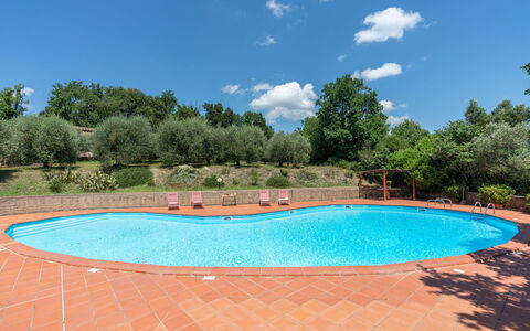 Villa Laura: Agua, Cielo, Nube, Tiempo De Día, Propiedad, Piscina, Azur, Botánica, Planta, Árbol