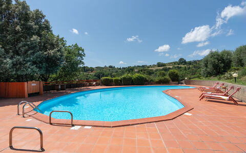 Villa Laura: Agua, Cielo, Piscina, Nube, Azur, Árbol, Cuerpo De Agua, Mueble Para Exteriores, Agua, Ocio