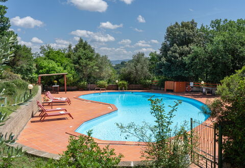 Villa Laura: Agua, Planta, Cielo, Nube, Piscina, Árbol, Mueble Para Exteriores, Sombra, Silla, Paisaje Natural