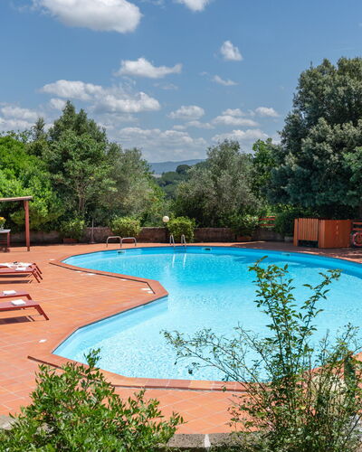 Villa Laura: Agua, Planta, Cielo, Nube, Piscina, Árbol, Mueble Para Exteriores, Sombra, Silla, Paisaje Natural