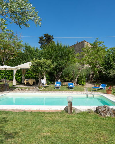 Sissi: Agua, Planta, Cielo, Propiedad, Piscina, Árbol, Edificio, Sombra, El Terreno Del Lote, Hierba