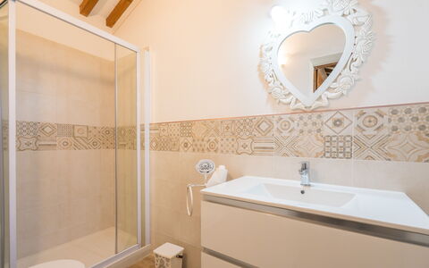 Borgo San Vincenti: Marrón, Espejo, Grifo, Arreglo De Tubería, Propiedad, Lavabo, Lavabo Del Baño, Edificio, Baño