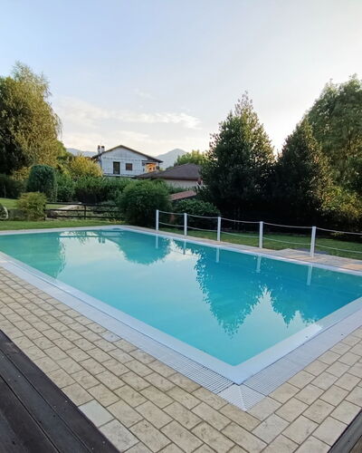 Luino 400: Agua, Cielo, Los Recursos Hídricos, Planta, Propiedad, Piscina, Edificio, Árbol, Sombra, Rectángulo
