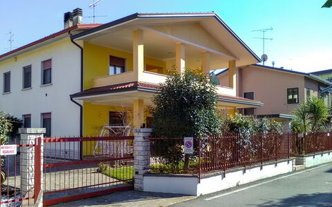 Bonatti: Planta, Cielo, Edificio, Ventana, Casa, Barrio, Barrio Residencial, Cerca, Puerta