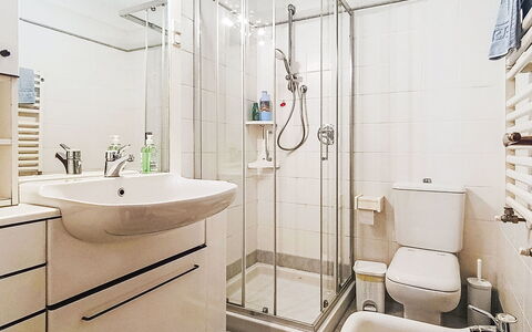 Bonatti: Baño, Arreglo De Tubería, Diseño De Interiores, Piso, Baño, Suelo, Asiento Del Baño, Lavabo Del Baño, Lavabo, Plomería